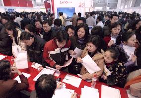 (1)Chinese seek jobs at foreign firms